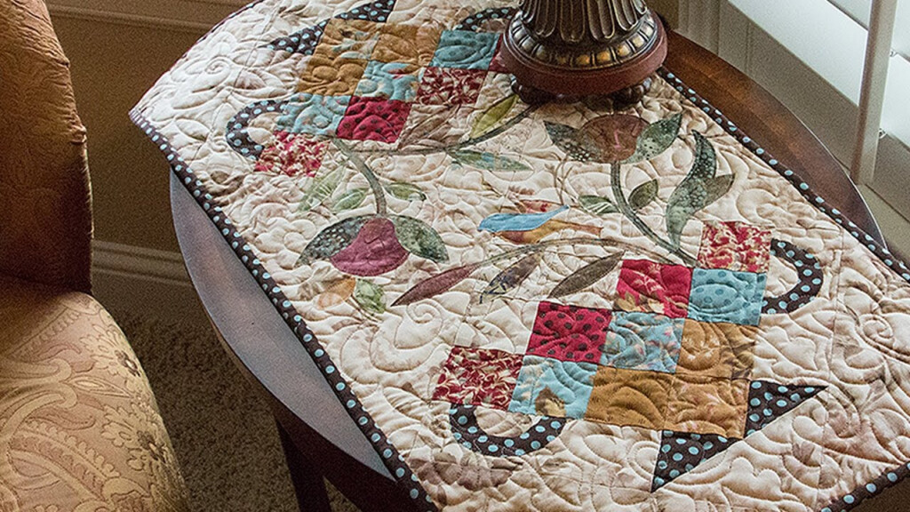 Candy Dish Table Runner Quilt Pattern By Edyta Sitar Of Laundry Basket 